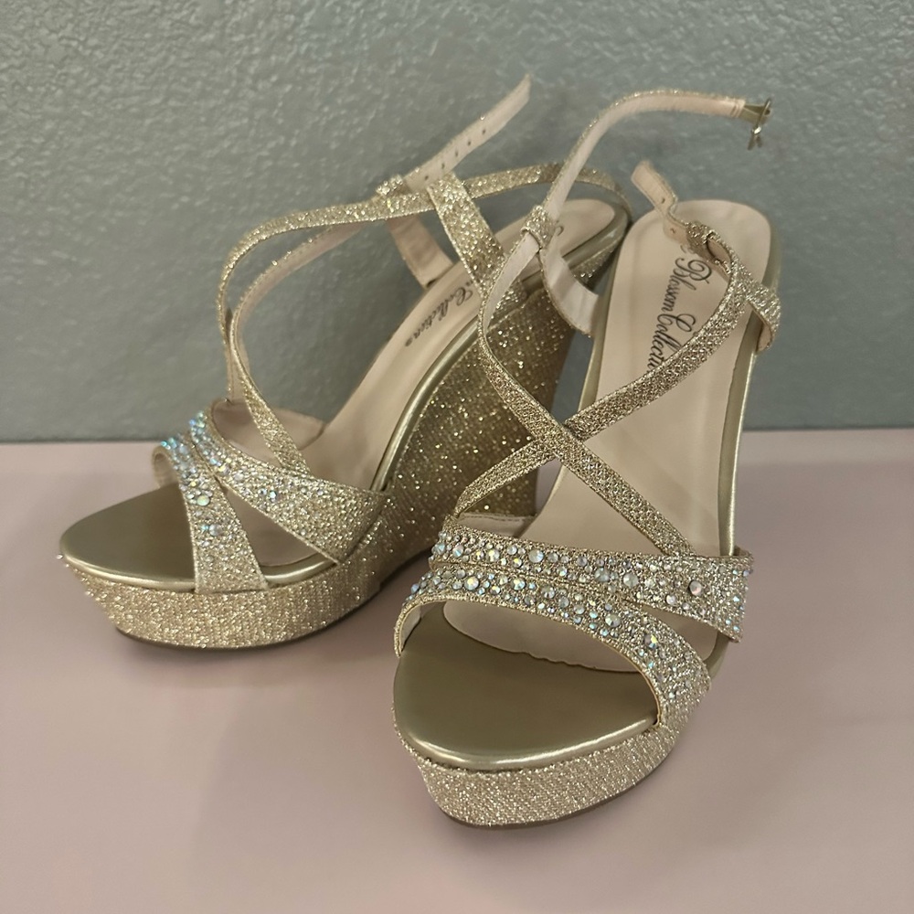 De Blossom Collection Nude Sparkle Wedge size 7.5